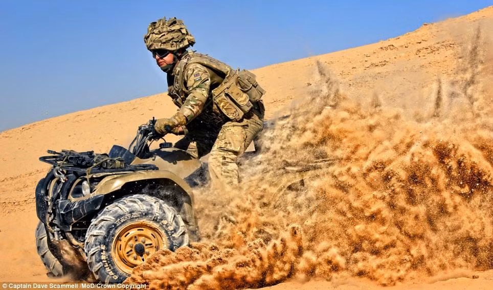 Bức ảnh“Chạy xe 4 bánh” của Đại úy Dave Scammell khắc họa hình ảnh Thượng sĩ Evans của Nhóm Hệ thống không người lái ở Afghanistan.