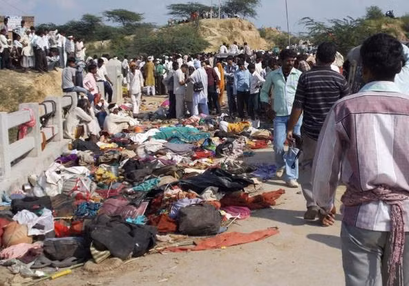 Hơn 150 tín đồ khác bị thương đã được đưa đến bệnh viện gần nhất.