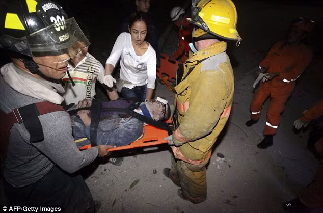 Đội cứu hộ cứu được một người trong đống đổ nát và nhanh chóng sơ cứu trước khi chuyển nạn nhân đến bệnh viện.