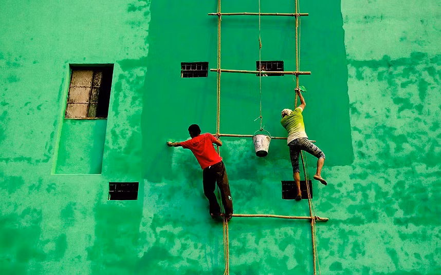 Ảnh chụp lúc 6 giờ sáng của nhiếp ảnh gia Prashanta Kumar Saha người Bangladesh mô tả công nhân xây dựng đang làm việc ở Bangladesh.