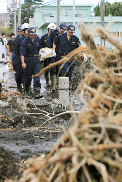 Thi thể một nạn nhân trong vụ sạt lở đất bởi siêu bão Wipha. Siêu bão này có sức gió 126 km/h ở vùng tâm bão.