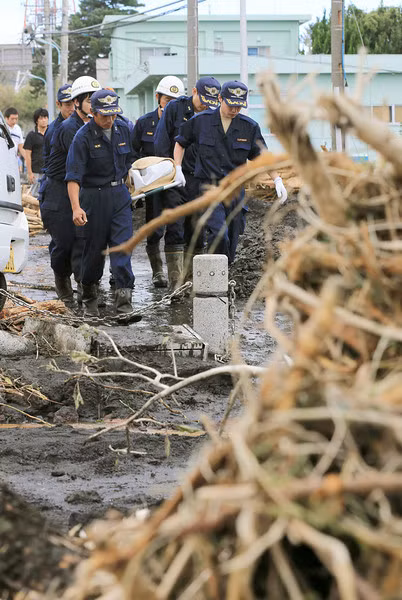 Thi thể một nạn nhân trong vụ sạt lở đất bởi siêu bão Wipha. Siêu bão này có sức gió 126 km/h ở vùng tâm bão.