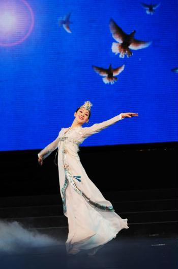 Nữ nghệ sĩ Triều Tiên xinh đẹp, thướt tha như tiên nữ giáng trần trong một điệu múa dân gian truyền thống.