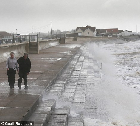 Gió to sóng lớn và nhiệt độ giảm mạnh đột ngột không ngăn được những người Anh liều lĩnh đi dạo ngắm biển. Ảnh chụp bờ biển Hunstanton, Norfolk hôm nay.