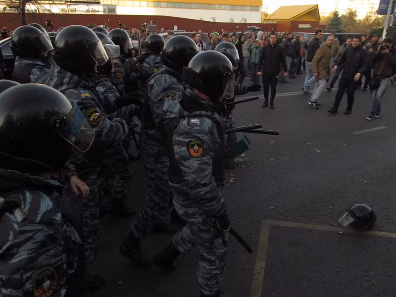 Hôm qua, cảnh sát đã bắt hơn 1.200 người trong một cuộc “tấn công phủ đầu bất ngờ” tại một cửa hàng rau mà người nổi loạn tin tin rằng kẻ giết người đang làm việc.