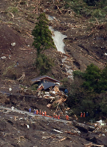 Siêu bão Wipha gây sạt lở đất, khiến nhà cửa đổ nát, cây cối gãy đổ, bật gốc.