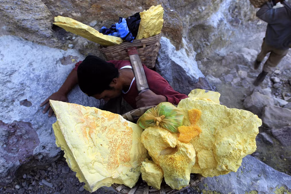 Tuy nhiên, hơn 200 thợ mỏ vẫn miệt mài làm việc tại đây bất chấp nguy hiểm trong những lớp khói bụi độc hại.
