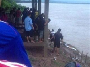 Nhiều người đổ xô đến hiện trường vụ tai nạn máy bay thảm khốc.