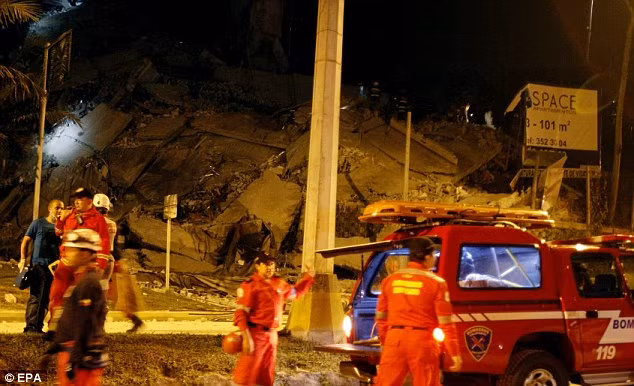 Trước đó, hôm thứ 6 người dân sống trong chung cư đã báo cáo với ban quản lý về các vết nứt lớn, nguy hiểm của tòa nhà.