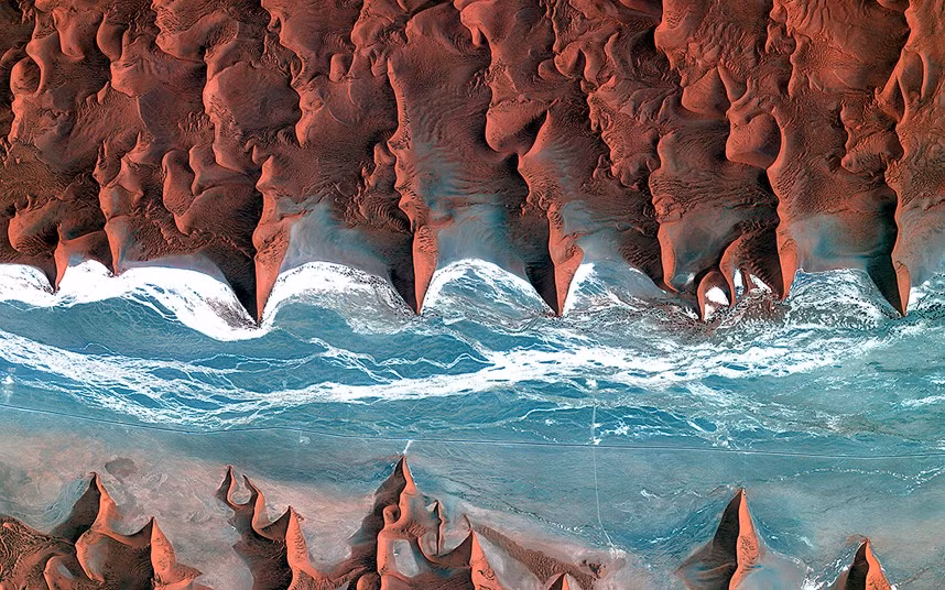 Nhìn từ không gian, người ta có cảm giác sa mạc Nambid ở một hành tinh khác.