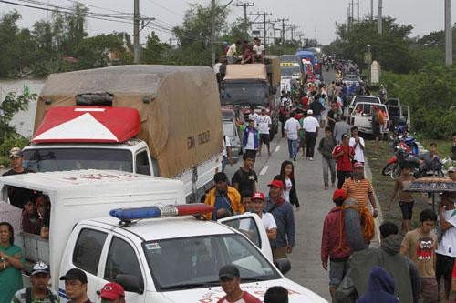 Người dân Philippines đổ ra đường chờ cứu trợ.