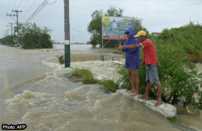 Trong khi đó, một cụ ông thiệt mạng vì bị tường đổ đè lên người.