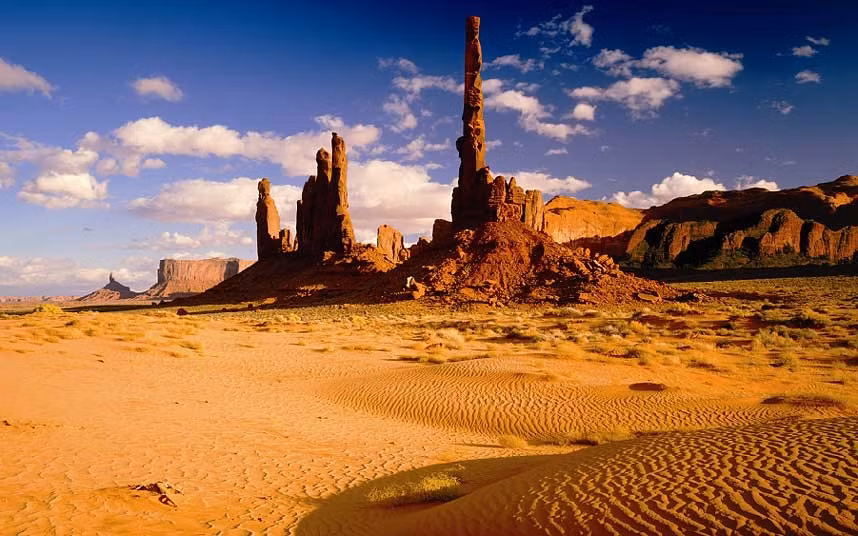 Bãi đá sa thạch hình tháp độc đáo - kết quả của hàng triệu năm gọt rũa của thiên nhiên ở Thung lũng Monument thuộc công viên Tribal ở Arizona-Utah, Mỹ.