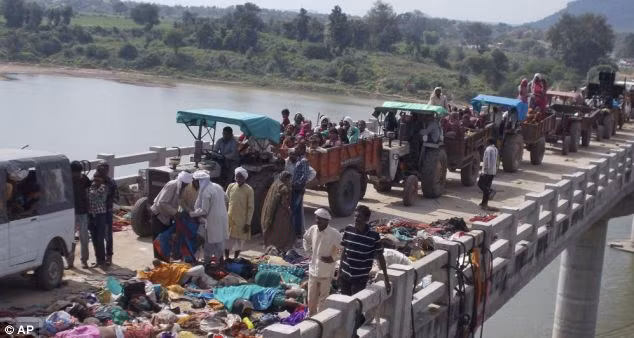 Nửa triệu tín đồ Hindu đã tụ tập tại đền thờ này để tham dự lễ hội Hindu Durga Puja trong vòng 10 ngày.