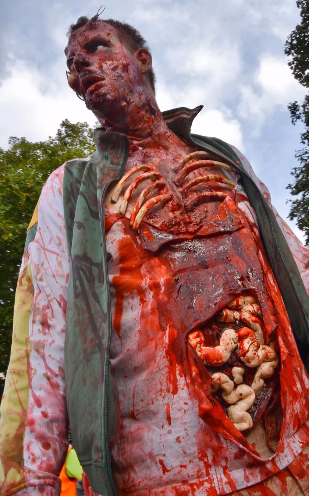 Hình ảnh ghê rợn, đáng sợ của một thây ma ở London khiến du khách và người đi đường chết khiếp.