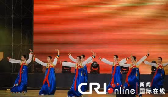 Nữ nghệ sĩ thướt tha trong điệu múa truyền thống.