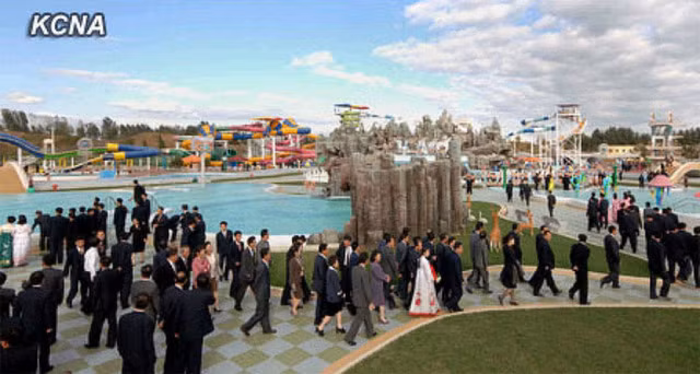 Công viên nước mới khang trang, hiện đại ở Bình Nhưỡng thu hút đông đảo khách tham quan.