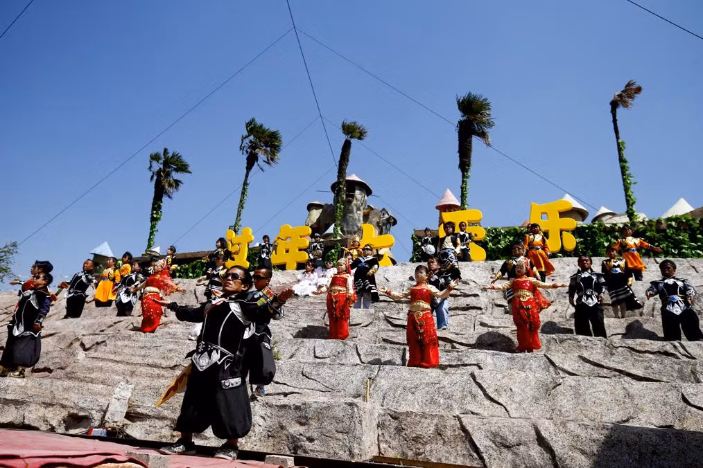 Song bỏ ngoài tai tất cả những lời chỉ trích đó, doanh nhân họ Chen vẫn kiên trì theo đuổi dự án và cũng nhận được không ít lời khen ngợi rằng đây là một sáng kiến tích cực giúp người lùn ở Trung Quốc có khả năng tự kiếm sống.