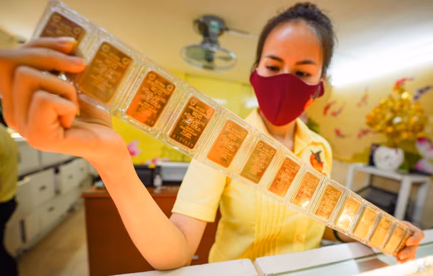 Theo quan niệm tháng 7 là tháng của ma quỷ, khi bạn mua vàng những linh hồn ma quỷ này nghĩ bạn rất giàu. Họ đeo bám quấy phá cuộc sống nhằm đòi hưởng lộc từ gia chủ. Nếu không được cúng đàng hoàng thì linh hồn ma quỷ này cản trở, quấy phá khiến công việc gặp nhiều khó khăn. 