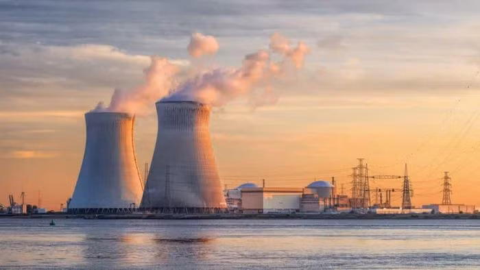 Các bộ làm mát trong các nhà máy điện hạt nhân sẽ ngừng hoạt động nếu không có sự điều hành của con người, dẫn đến các vụ nổ. Sau đó, các nhà máy điện hạt nhân sẽ giải phóng một lượng lớn bức xạ vào bầu khí quyển, điều này sẽ có tác động lớn đến mọi sinh vật.