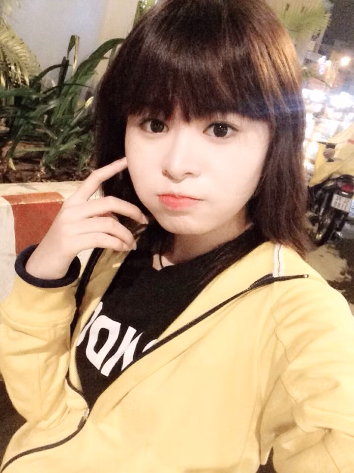 Trà My chỉ cho biết cô bạn và chàng cầu thủ tuyển U21 thường xuyên giúp đỡ và rất quan tâm đến nhau, hiện tại thì cả hai đều đang cảm thấy rất vui và hạnh phúc.