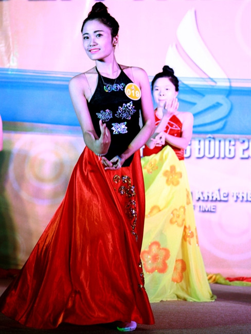 Tài sắc Phương Đông là cuộc thi tổ chức 2 năm một lần của trường Đại học dân lập Phương Đông, Hà Nội dành cho cả nam và nữ sinh. Trong đêm thi tài năng vừa qua (16/10), có 3 thí sinh xuất sắc nhất trong top 20 đã vinh dự được nhận thưởng và được trình diễn trong đêm chung kết. Đến với đêm thi tài năng, thí sinh Chu Ngọc Trâm là một trong những gương mặt xuất sắc nhất với tiết mục múa "Sóng lụa ven đô".