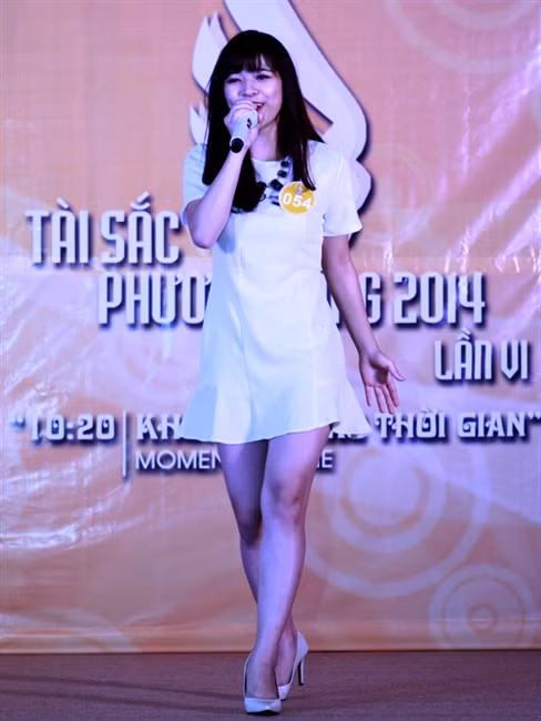 Gây ấn tượng mạnh với tiết mục "Chuyện tình nhà thơ" trong đêm thi tài năng là thí sinh Đỗ Thu Thảo.