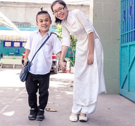 Trần Xuân Tiến ở tuổi 20 chỉ cao 1m26 và nặng 32kg. Mang thân hình thấp bé từ nhỏ, Trần Xuân Tiến đã có nhiều năm tháng sống khó khăn. Nhưng từ khi trở thành sinh viên FPT Arena, quen biết nhóm bạn DamTV và bắt đầu có đam mê, mục tiêu... Xuân Tiến có lúc đã trở thành một tấm gương cho nhiều bạn trẻ về sự sống lạc quan và nỗ lực trưởng thành.