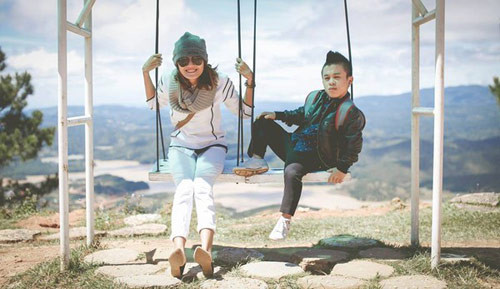 Thấp bé và có ngoại hình cũng không mấy điển trai nhưng Xuân Tiến lại có bạn gái người mẫu Lê Thanh Thảo cao 1m75 luôn gắn bó, yêu thương và hết lòng với mình. Chuyện tình hơn 2 năm của Xuân Tiến - Thanh Thảo được rất nhiều bạn trẻ ngưỡng mộ.