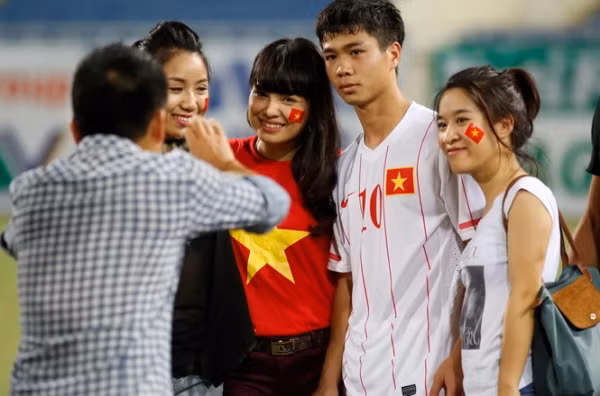 Sau mỗi trận đấu của tuyển U19 Việt Nam, Công Phượng luôn là tâm điểm săn đón của các fan nữ. Chàng trai rất lạnh lùng khi chụp ảnh cùng các cô gái và khá nhiều lần bị họ níu giữ, không cho về.