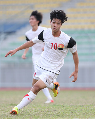 Là một cầu thủ nhưng Công Phượng - chàng trai xứ Nghệ lại có một thân hình, chiều cao không phải tốt 1m68. Nhưng ngoại hình thấp bé không cản trở khả năng chơi bóng của Công Phượng, các khán giả vẫn thường xuyên được thấy một thủ lĩnh tuyển U19 Việt Nam với những pha đi bóng lắt léo, bóng như "dính vào chân" và những pha solo đi qua rất nhiều cầu thủ đối phương hết sức ấn tượng.