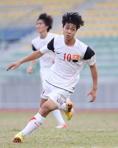 Là một cầu thủ nhưng Công Phượng - chàng trai xứ Nghệ lại có một thân hình, chiều cao không phải tốt 1m68. Nhưng ngoại hình thấp bé không cản trở khả năng chơi bóng của Công Phượng, các khán giả vẫn thường xuyên được thấy một thủ lĩnh tuyển U19 Việt Nam với những pha đi bóng lắt léo, bóng như "dính vào chân" và những pha solo đi qua rất nhiều cầu thủ đối phương hết sức ấn tượng.