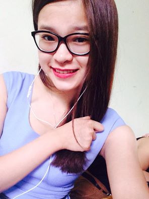 Theo tìm hiểu, cô nàng trong ảnh là Hạnh Nguyên, sinh năm 1993, sở hữu chiếc xe Ducati Monster - mẫu xe phân khối lớn được mệnh danh là "quái vật" với dáng vẻ rất ngầu. Ngoài đam mê xe, Hạnh Nguyên còn là một người mẫu ảnh tự do.