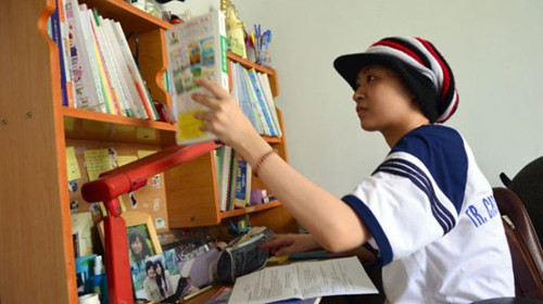 Sáng 14/10, bà Nguyễn Thị Hồng Hạnh - mẹ em Trương Huỳnh Ngân cho biết Ngân đã qua đời tối 13/10 và gia đình đã đưa em về nhà tại tỉnh Vĩnh Long trong đêm để an táng. Thông tin khiến nhiều bạn trẻ, cư dân mạng ngỡ ngàng, cảm thấy chóng vánh, thất vọng... Hình ảnh cô nữ sinh xinh đẹp, tươi cười hiền hậu được chia sẻ nhiều trên mạng tuần qua kèm với sự thương tiếc.