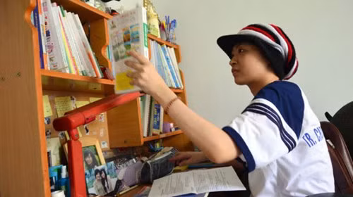 Sáng 14/10, bà Nguyễn Thị Hồng Hạnh - mẹ em Trương Huỳnh Ngân cho biết Ngân đã qua đời tối 13/10 và gia đình đã đưa em về nhà tại tỉnh Vĩnh Long trong đêm để an táng. Thông tin khiến nhiều bạn trẻ, cư dân mạng ngỡ ngàng, cảm thấy chóng vánh, thất vọng... Hình ảnh cô nữ sinh xinh đẹp, tươi cười hiền hậu được chia sẻ nhiều trên mạng tuần qua kèm với sự thương tiếc.