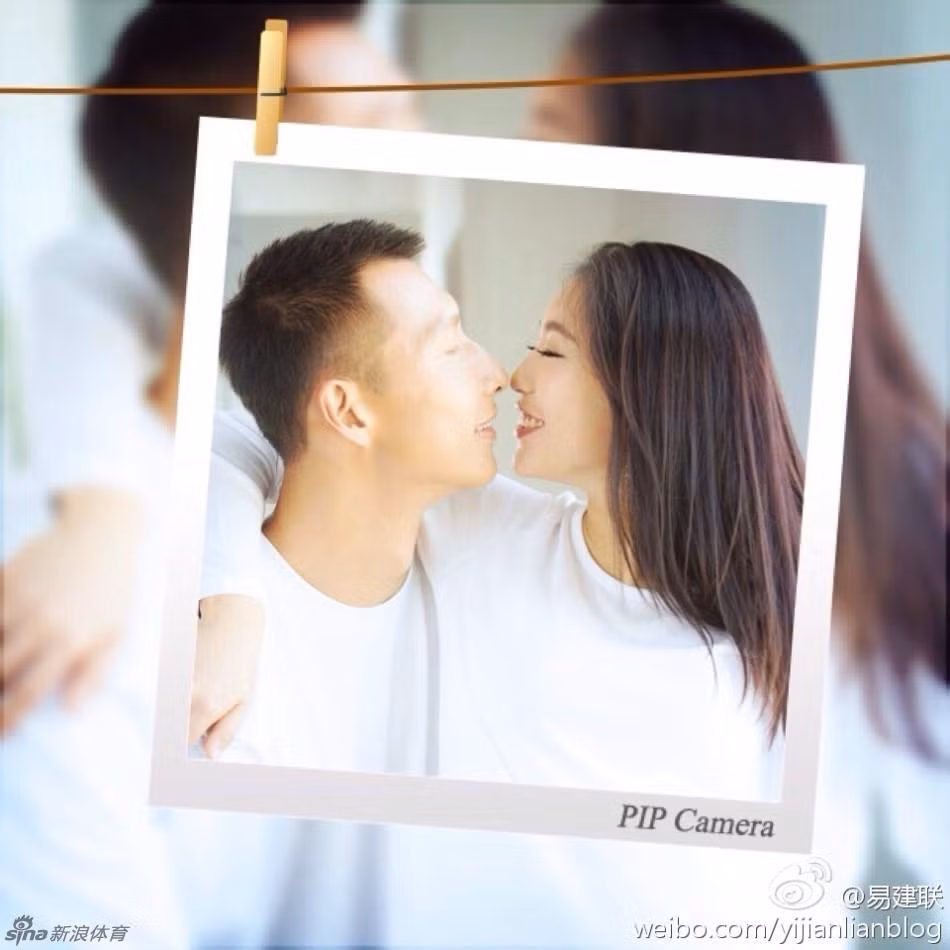 Vận động viên bóng rổ người Trung Quốc Yi Jianlian, sinh năm 1987, hiện chơi tại giải NBA của Mỹ lấy được cô vợ Jing Ling rất xinh đẹp, là người mẫu nổi tiếng của xứ Hoa ngữ.