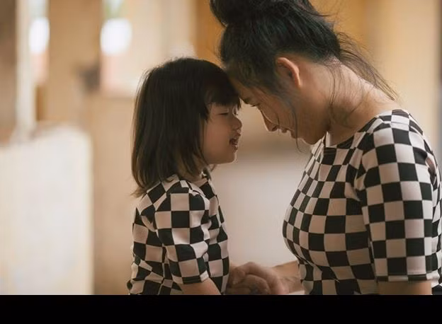 Bộ ảnh " Gà Mái" vừa ra mắt nhưng hiện cũng đang được cư dân mạng Việt đón nhận nồng nhiệt bởi ý nghĩa, câu chuyện cảm động ẩn chứa trên trong.