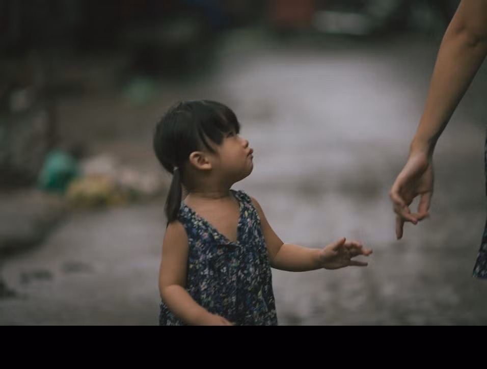 Chi tiết về cuộc sống, sự đổ vỡ trong hôn nhân của nữ nhân vật chính không được tiết lộ. Mô tả về bộ ảnh cảm xúc này, tác giả Tâm Bùi chỉ cho biết: "Kết thúc buồn của một cuộc tình, chẳng ai muốn, nhưng đời nó thế biết sao được. Và rồi người ta lại sống tiếp, giành giật lấy từng tia hy vọng, từng mảnh hạnh phúc mong manh. Khi nghĩ về cô em của tôi, tôi thấy những đau khổ, tuyệt vọng trong tình cảm của mình chả là gì so với sức chịu đựng phi thường của cô. Nhưng “bão tan rồi”, chỉ nói chuyện hiện tại thôi nhé!".