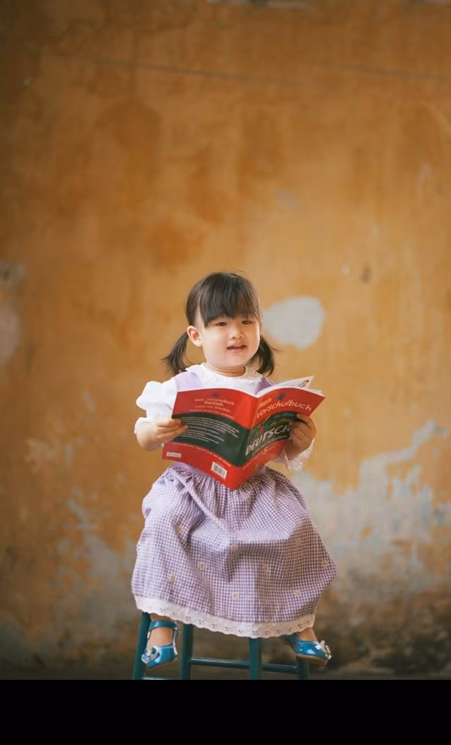 Sinh ra trong 1 gia đình đa văn hoá nên Nami có thể hiểu được tiếng Việt, tiếng Đức và tiếng Anh (tuy bé chưa biết nói). Ban ngày mẹ đi làm, Nami đi nhà trẻ trong khu chung cư. Mẹ lại làm ngành event, hay đi sớm về muộn nên những hôm không kịp đón Nami, mẹ phải nhờ mấy dì bạn đón giúp. Có vẻ bé hiểu được sự vất vả của mẹ nên rất ít quấy khóc - Tác giả Tâm Bùi cho biết thêm.