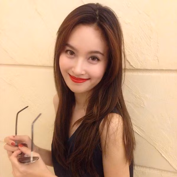 Rất khó để nhận thấy "một chút gì đó còn sót lại" của giới tính nam vốn có ở Nong Poy. Là một người chuyển giới nhưng Nong Poy không chỉ có vẻ đẹp ngoại hình mà bản thân cô còn toát ra sự hấp dẫn, quyến rũ đến từ cá tính, thần thái đúng như một người phụ nữ.