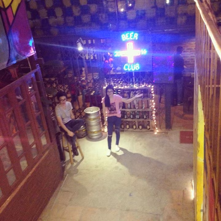 Tuy có quy mô nhỏ hơn nhiều nhưng Khu X98 tại số 98, Hoàng Cầu vẫn mang dáng dấp của một Zone 9 hoành tráng, đầy chất nghệ thuật ngày nào.