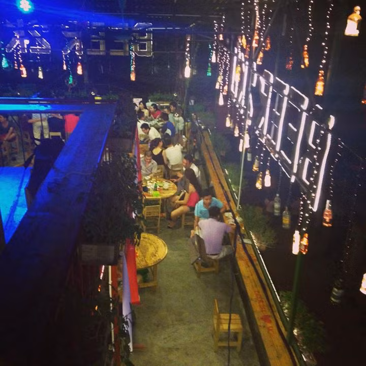 Ở Hà Nội, nếu đã cảm thấy nhàm chán với những buổi đi xem phim, ăn uống tại những nhà hàng quen thuộc... ngày 20/10 hôm nay cũng là dịp khá hay ho để chàng dẫn nàng đến trải nghiệm tại X98 - khu tổ hợp ăn chơi mới đi vào hoạt động gần đây.