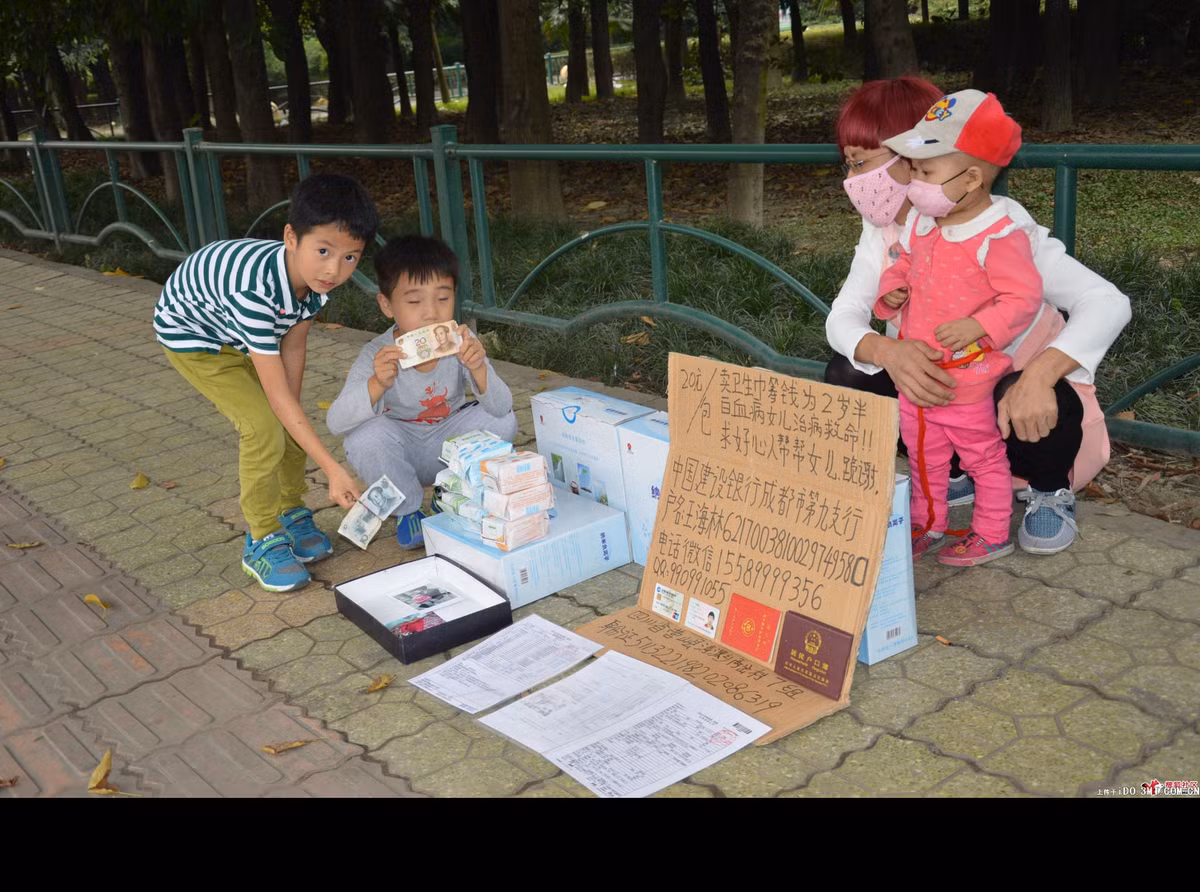 Theo tìm hiểu, anh Wang Hailin, quê ở tỉnh Tứ Xuyên, Trung Quốc, năm nay 32 tuổi. Anh Wang từng trải qua nhiều công việc nhưng chưa có nơi nào chấp nhận trả lương cao hơn 1000 Nhân dân tệ mỗi tháng. Anh có vợ, cũng rất khó khăn và hai vợ chồng anh đang ngày ngày cố gắng nhặt từng đồng, kiếm tiền chữa bệnh hiểm nghèo cho cô con gái mới 2 tuổi rưỡi bị máu trắng.