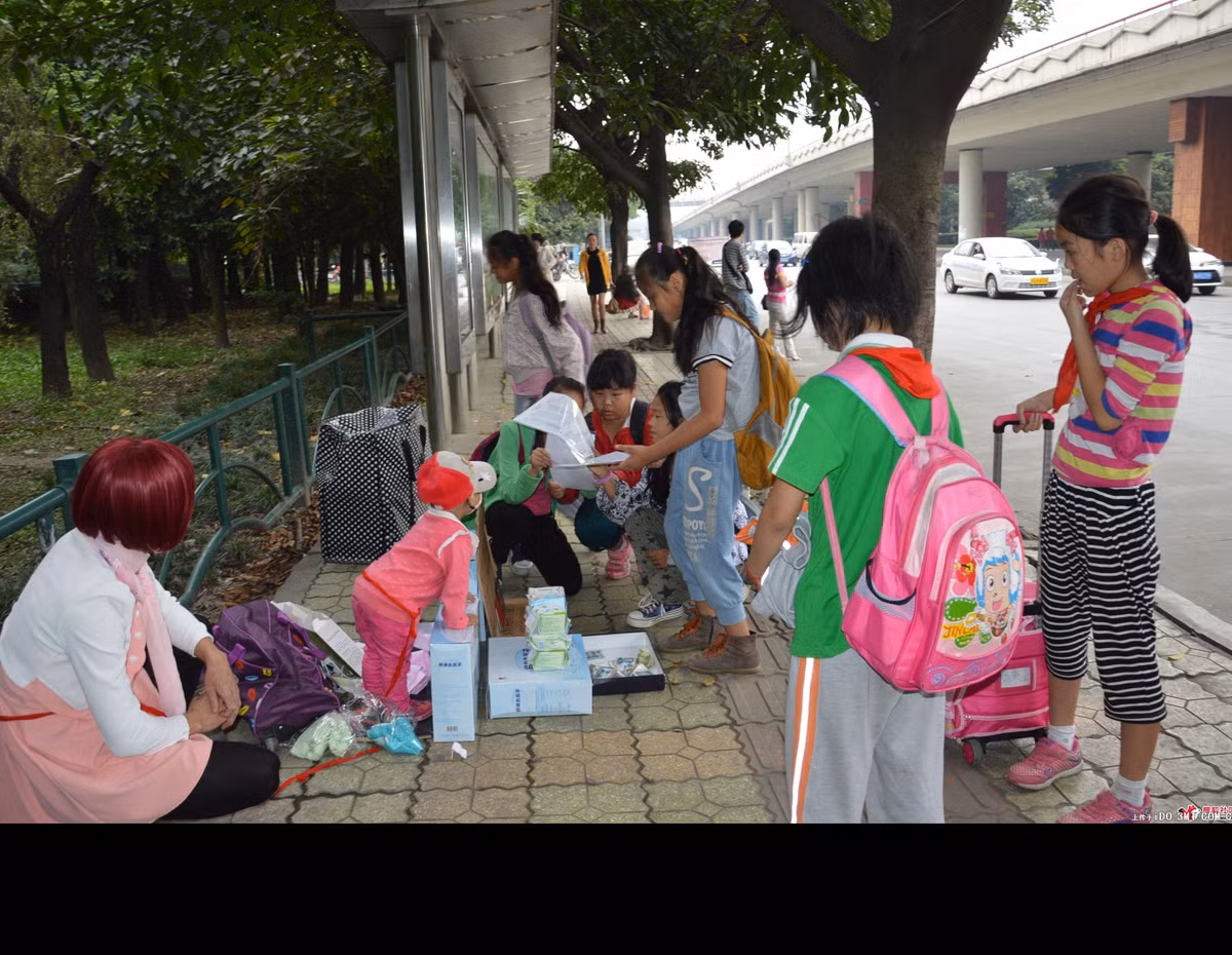 Trong chiếc hộp nhỏ đựng tiền trước mặt anh Wang Hailin (nhân vật chính) có lác đác những tờ 10, 20, 50 Nhân dân tệ... Anh Wang bán hàng và để bên mình một tấm biển đề nội dung "20 Nhân dân tệ một gói băng để quyên góp tiền chữa bệnh máu trắng cho con gái 2 tuổi rưỡi của tôi. Xin cám ơn những người tốt bụng!", kèm theo đó là một vài thông tin liên lạc, ngoài ra còn có các giấy tờ khám bệnh của con gái.