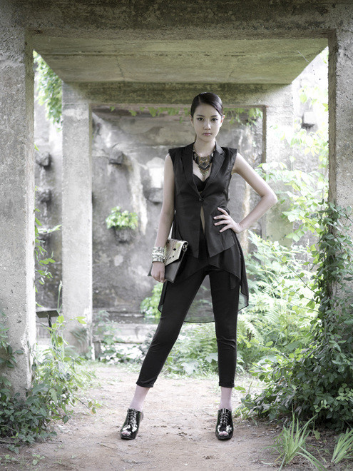 Quả thật vậy. Sau khi trở lại với ngoại hình mới Park Dong Hee đã gây ấn tượng ngay lập tức với một số thương hiệu thời trang, mỹ phẩm nổi tiếng của xứ kim chi. Hiện tại cô gái 23 tuổi đang là gương mặt đại diện cho một hãng mỹ phẩm nội địa. Cộng với chiều cao trời phú, con đường thành danh trong lĩnh vực người mẫu, thời trang cũng đang mở rộng với Park Dong Hee.