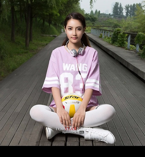 Khuôn mặt bạnh to, hàm răng xấu tệ đã biến mất... Thay vào đó là một đường V-line thanh tú và đôi môi, khóe miệng đẹp đến mức hoàn hảo. Làn da của Park Dong Hee trắng hồng, mịn màng, hết sạch các mụn ruồi. Đặc biệt, Dong Hee cũng giảm tới 18kg, cộng với chiều cao 1m81 sẵn có, cô gái trẻ hiện tại mang vóc dáng, vẻ đẹp của một người mẫu rất hấp dẫn.