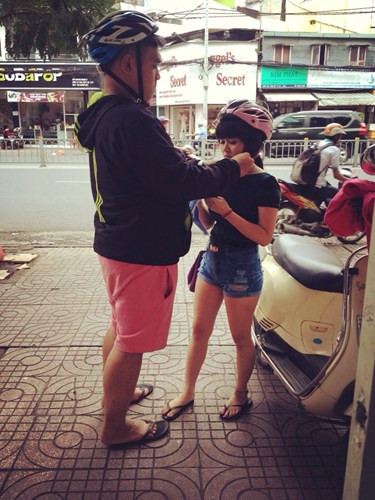 Bức ảnh anh chàng không lồ chăm sóc cho cô nàng tí hon gây sốt cộng đồng mạng Việt tuần qua bởi sự đáng yêu và tình cảm khiến nhiều người ngưỡng mộ. Được biết, cô nàng trong ảnh là Bùi Thị Bích Trâm, sinh năm 1995 và cao 1m52, bạn trai của cô là anh chàng khổng lồ Tăng Thành Lợi, sinh năm 1994 và cao 1m83. Cặp đôi yêu nhau được 3 tháng và Bích Trâm luôn cảm thấy được che chở khi ở bên cạnh người yêu "thanh niên khổng lồ".