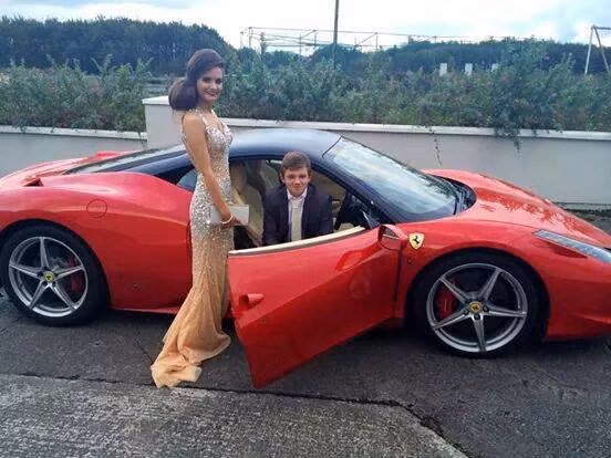 Theo Mirror, Michaela Duddy là cô gái 16 tuổi, sinh ra trong một gia đình giàu có. Mới đây cô nàng chơi sốc khi thể hiện sự "ga - lăng" khi thuê một chiếc xe Ferrari "hàng khủng" để cho bạn trai của mình tên Jason Flood, cũng 16 tuổi chở đến trường Cao đẳng Deele, Ireland dự vũ hội.