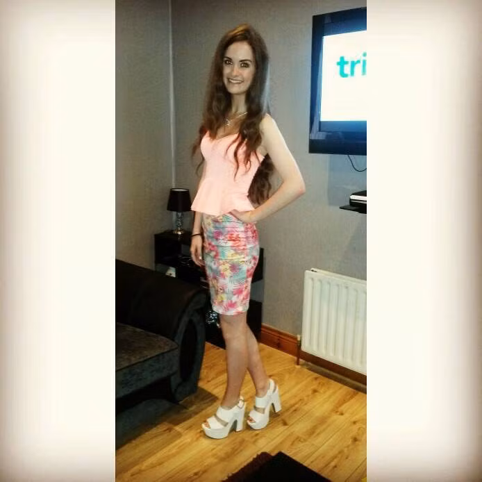 Jason, người được bạn gái giao chìa khóa xe đã tỏ ra rất phấn khích. Nhưng anh chàng cũng bị nhiều cư dân mạng chỉ trích rằng đã quá "ăn bám" và chiếc xe anh ấy ngồi lên chỉ là đồ đi mượn. Sẽ tốt hơn nhiều nếu trong tương lai, chàng trai trẻ có thể tự mua được một chiếc xe như vậy và đĩnh đạc đưa, đón người yêu.