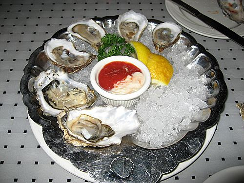 “Gỏi” hàu dùng kèm nước sốt cocktail đặt trên một đĩa đá để đảm bảo độ tươi ngon cho thực khách thưởng thức.